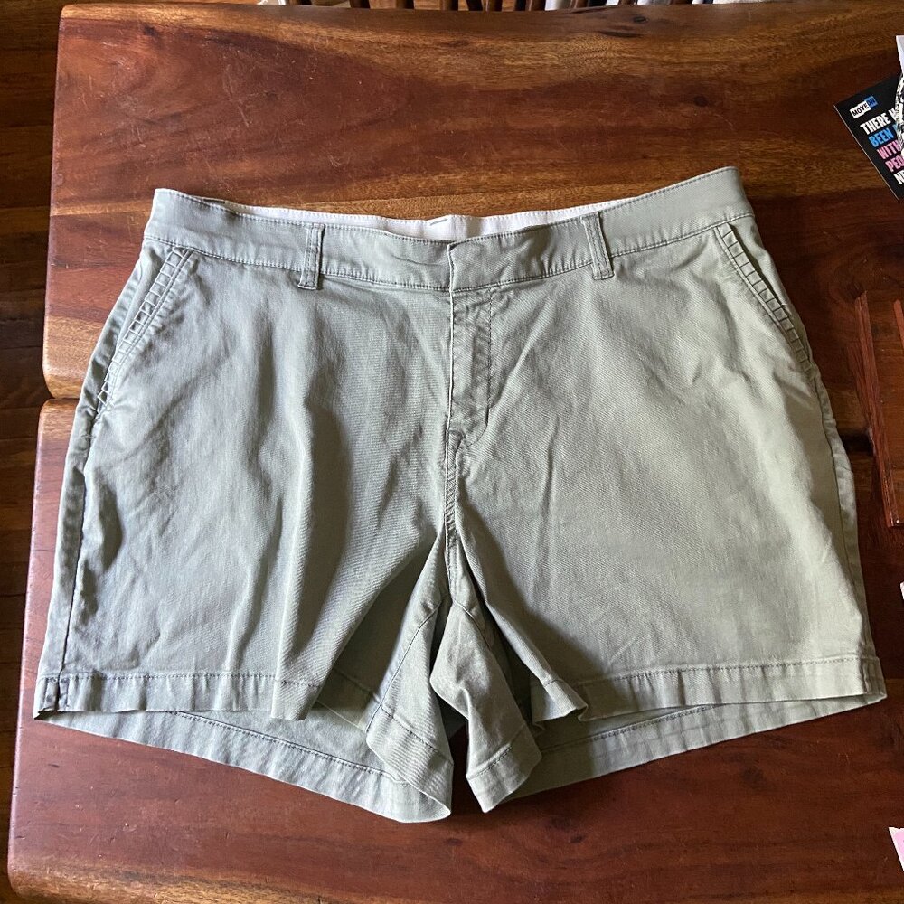 Light Green Lane Bryant Shorts Size 18 Ruffle Accent at Pocket 5" Inseam Casual